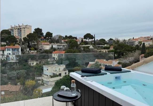 hambre-jacuzzi-privatif-marseille-vue-mer