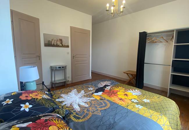 Chambre-jaune-couple-lit double-dressing