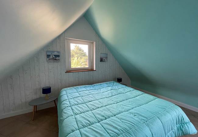 chambre_turquoise_lit_king_size_baden_bretagne_sud_vue_parc