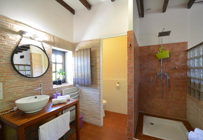 la salle de bain avec douche  a l italienne