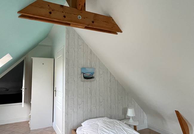 chambre_turquoise_vue_parc_grande_maison_vacances_bretagne_sud_baden