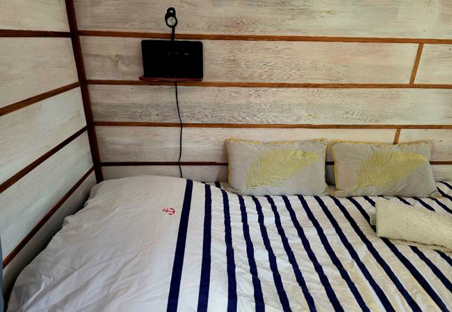 Un lit simple confortable