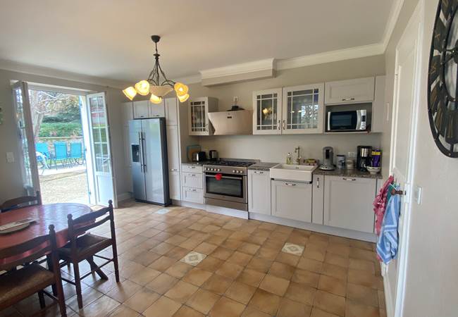 cuisine-salle-a-manger-communes-repas-famille-chambres-hotes-prigonrieux