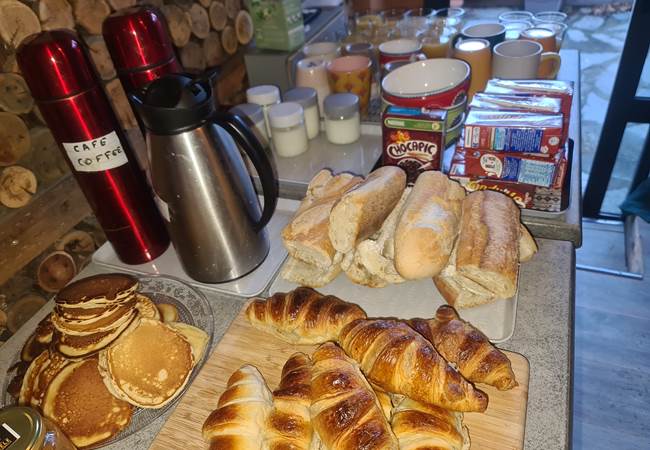 un groupe de motards au petit déjeuner