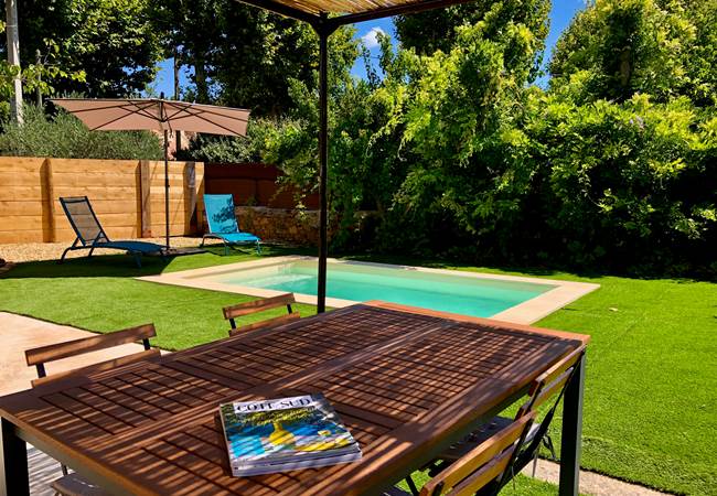Coin repas au bord de la piscine privée
