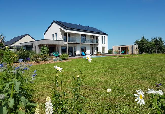 La Chabetaine - jardin - piscine avec terrasse mobile - balcon plein sud
