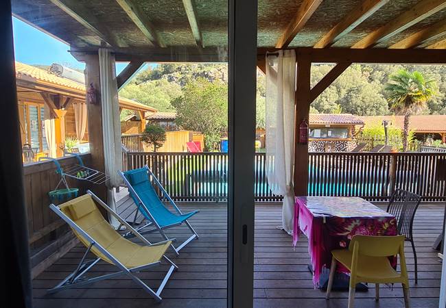 La vue sur la piscine depuis la chambre Restonica