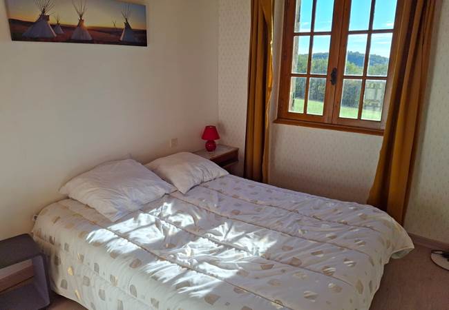 Chambre 3 1er étage, lit double, confort et climatisation, rangements, vue panoramique sur la vallée de la Dordogne