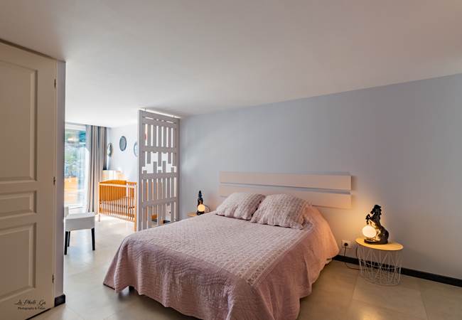 Chambre-lit-deux-personnes-Gîte Les Fleurs- Les Deux Chênes