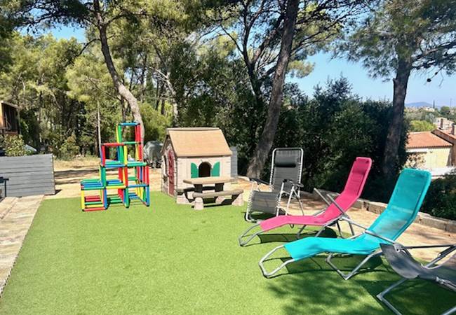 Jeux enfants en contrebas du terrain