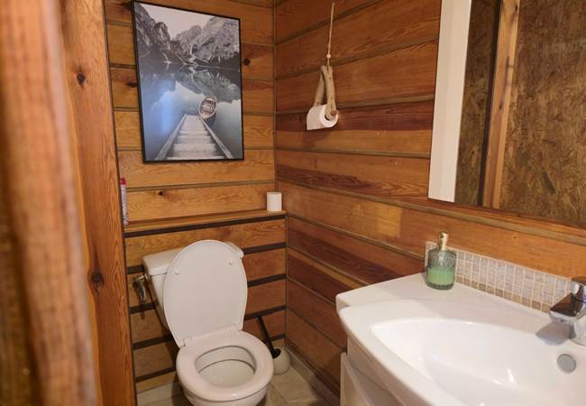 Salle de bain avec WC et douche