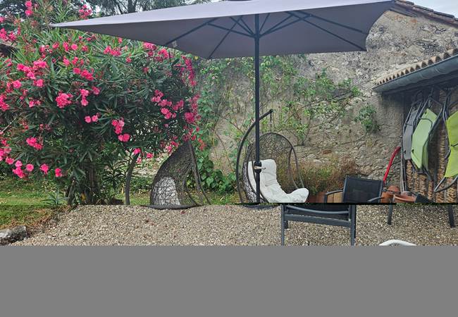 Relax-piscine-détente-repos-lecture