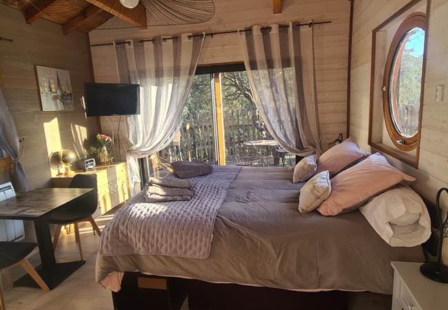 Un grand lit confortable