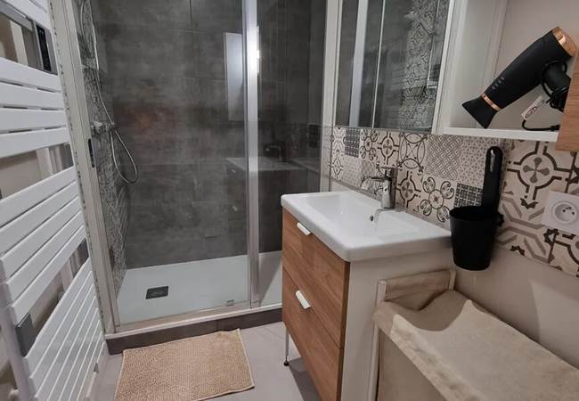 Salle de bains avec douche à l'italienne