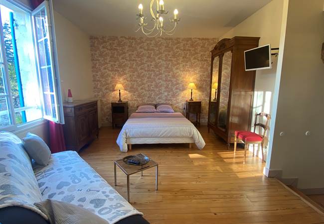 Chambres d'hôtes rouge-lit double-salon-Dordogne