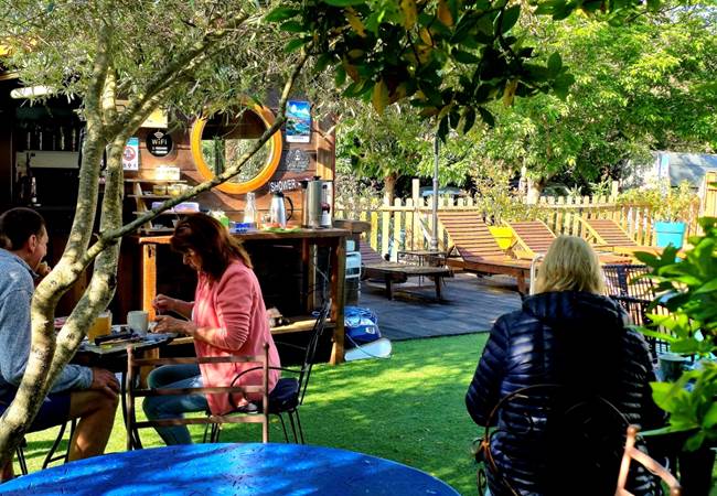 Petits dejeuners devant le bar