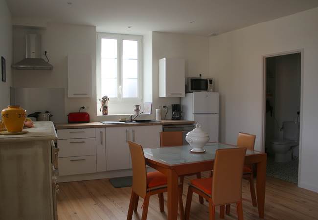 Le coin repas et la cuisine équipée.