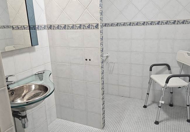 Salle de douche-accessible pour personne à mobilité réduite-(PMR)