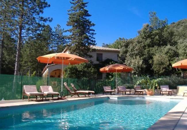 Les_jardins_de_valaurie_suite_bignone_vue_piscine_en_bois_38