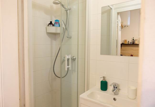 •	salle de bain avec douche à l’italienne