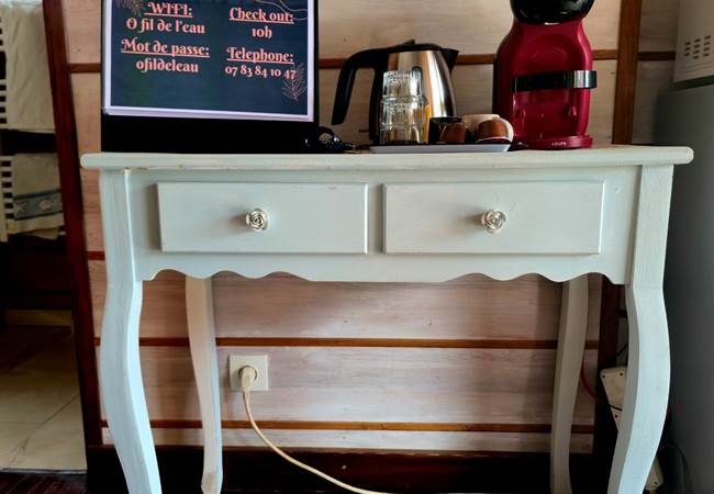 Cafetiere, bouilloire, frigo, four micro-onde