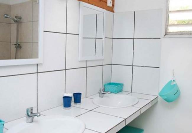 Gite-Cocotier-salle-de-bain-sainte-anne