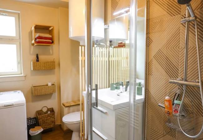•	salle de bain avec douche à l’italienne