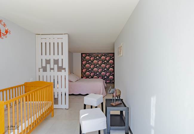 Chambre-lit bébé-lit 140x190cm-Gîte Les Fleurs- Près de Saint-Avit-Saint-Nazaire-Gironde