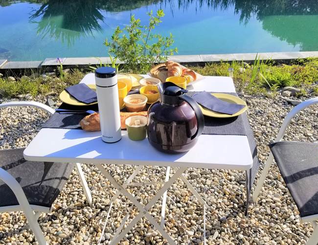 petit-déjeuner pris au bord de la piscine