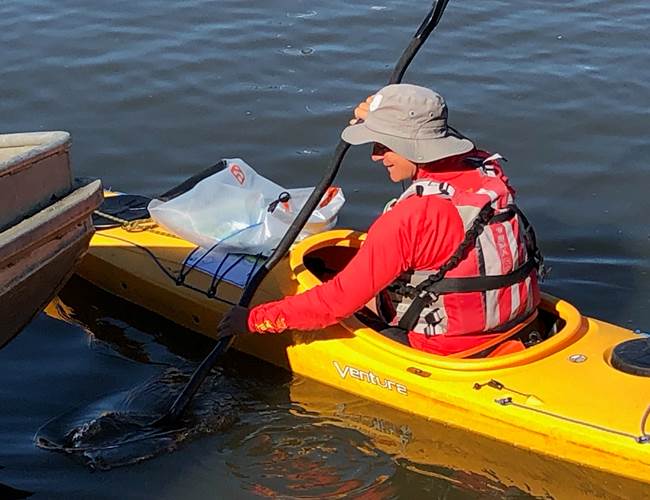 Sophie éducatrice environnement en kayak