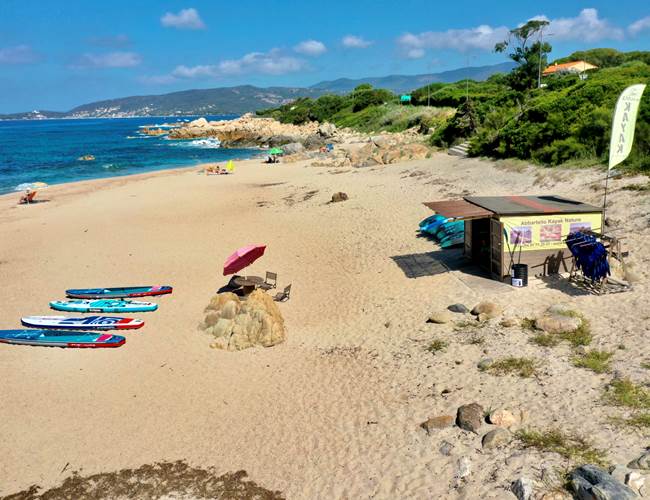Abbartello kayak Corse paillotte vue Porto Pollo