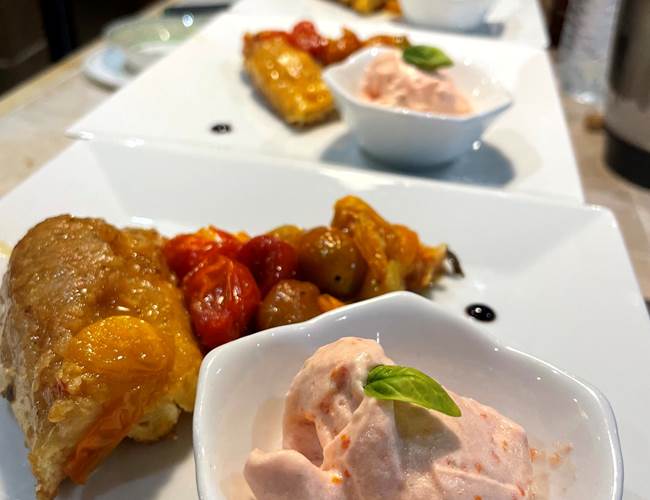 Tarte tatin de tomates cerises glace aux herbes