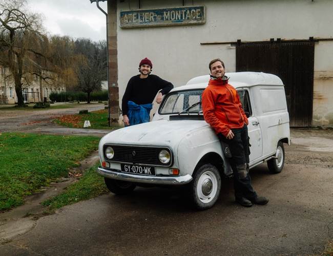 Sovann et Robin avec la 4L de la Manufacture