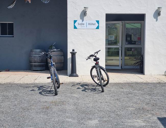 Vélo devant l'hôtel