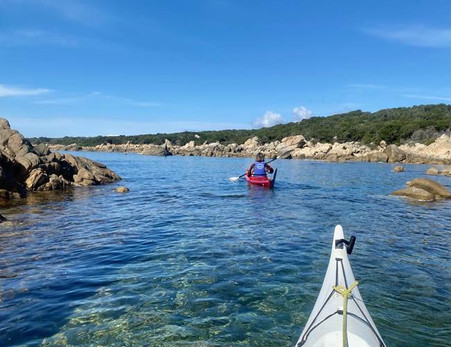 Abbartello kayak paddle Corse passage dans le granit