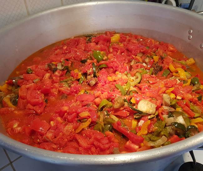 Cuisson de la ratatouille avec des produits frais-photo-news