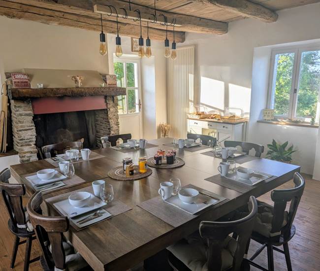 table-hotes-saisonnee-petit-dejeuner-diner-lumineux-centres-aveyron.jpg-photo-page