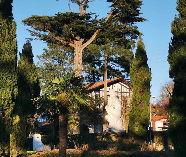 Une place de quartier de Biarritz-photo-page