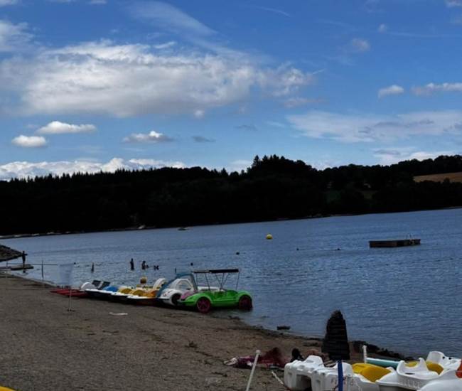 lac-de-pareloup-plage-baignade-activites-famille-proche-saisonnee-chambres-hotes-aveyron.jpg-photo-page