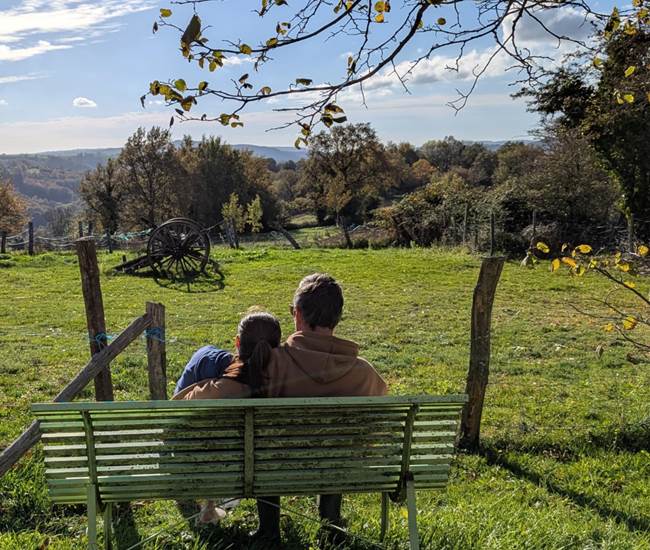 moment-couple-nature-paysage-vue-vallee-saisonnee-maison-hotes-bien-etre-aveyron.jpg-photo-page