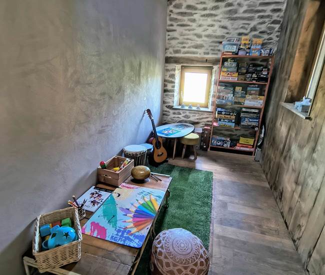salle-jeux-famille-enfants-gite-centres-aveyron-saisonnee.jpg-photo-page