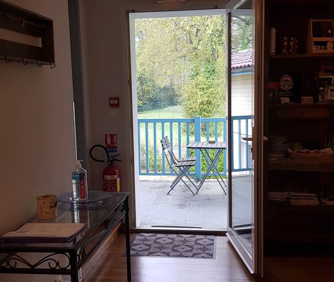 Terrasse extérieure, à l'étage des chambres d'hôtes et l'appartement-photo-news