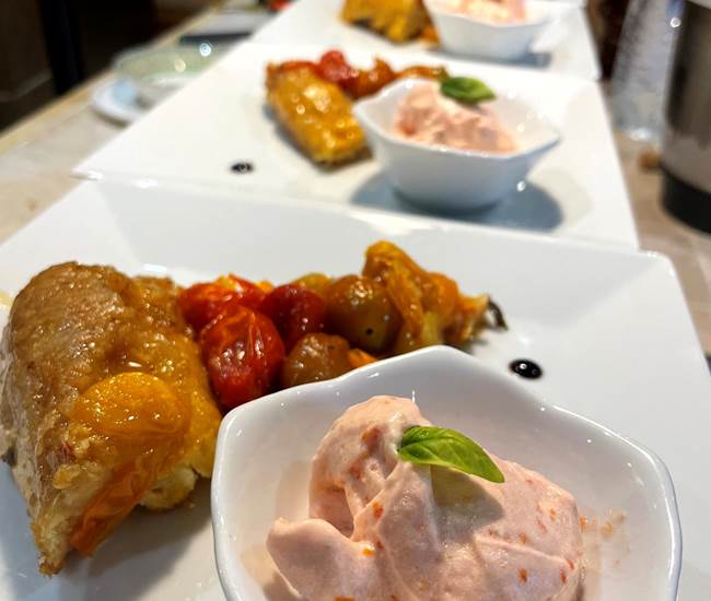 Tarte tatin de tomates cerises glace aux herbes-photo-page