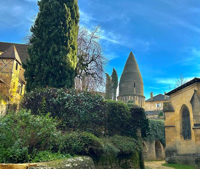 #sarlat #perigord #dordogne #sarlattourisme #sudouest #visiteguidee #baladesguideesdecamille #tourisme #patrimoine #histoire #anecdotes #gastronomie #france #dordogneperigordtourisme #visitfrance #visitdordogne #perigordnoir-photo-page
