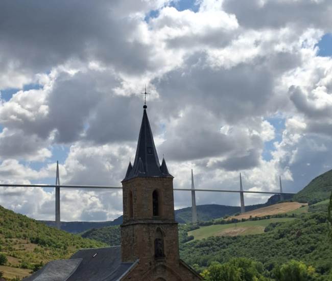 peyre-eglise-viaduc-millau-village-troglodyte-proche-saisonnee-chambres-hotes-centres-aveyron.jpg-photo-page