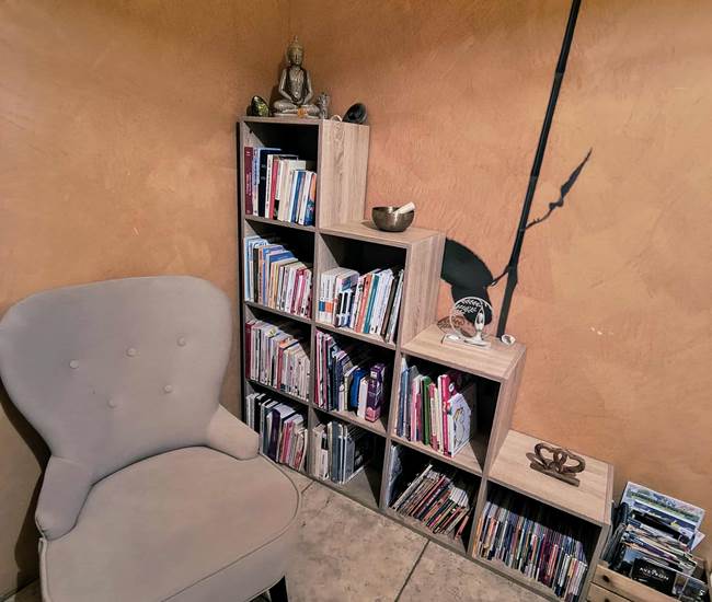 Fauteuil, bibliothèque bien-être, décoration zen.jpg-photo-page
