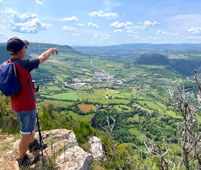 Randonnée vue sur le viaduc de Millau-photo-news