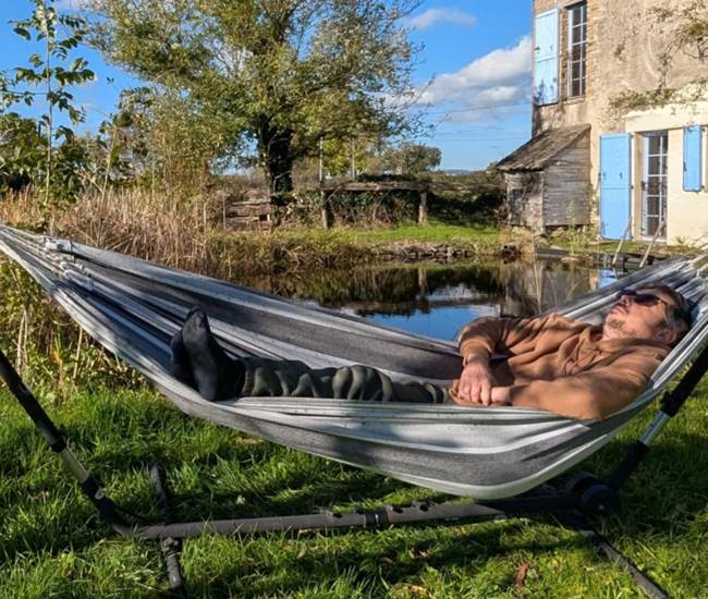 moment-detente-hamac-jardin-saisonnee-maison-hotes-bien-etre-aveyron.jpg-photo-page