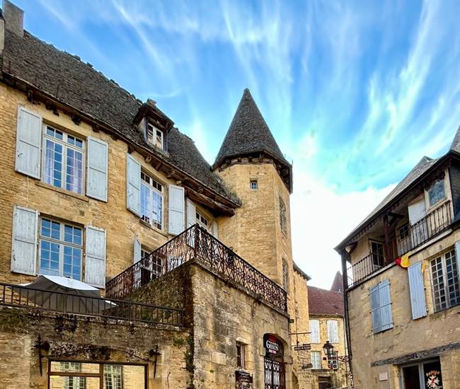 #sarlat #perigord #dordogne #sarlattourisme #sudouest #visiteguidee #baladesguideesdecamille #tourisme #patrimoine #histoire #anecdotes #gastronomie #france #dordogneperigordtourisme #visitfrance #visitdordogne #perigordnoir-photo-page