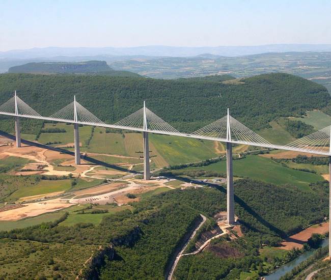 viaduc-de-millau-pont-haubans-panorama-proche-saisonnee-chambres-hotes-aveyron.jpg-photo-page